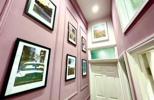 AdeamStays provides Beautiful centrally located 1 and 2 bed apartments on Liverpools Boulevard - Foto 56