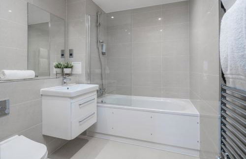 Skyvillion - London River Thames Top Floor Apartments by Woolwich Ferry, Mins to London ExCel, O2 Arena , London City Airport with Parking - Foto 69