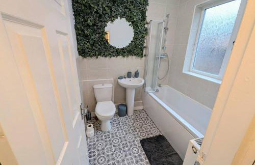 The Heritage Hideaway - King bed, Free parking, Walk to c-centre & Hospital - Foto 4