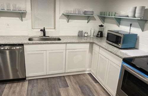 3 Bed 2 Bath Renovated Home Near The Lake - Foto 6