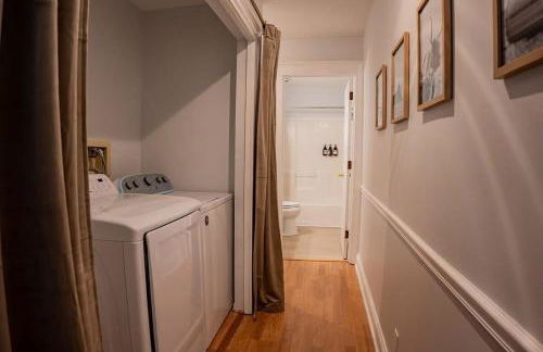 Remodeled Modern Home - private backyard & games! - Foto 37