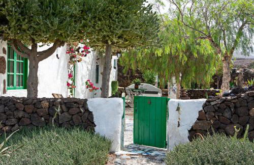 Bohemian Art House - 2BR in Yaiza & Garden - Photo 20