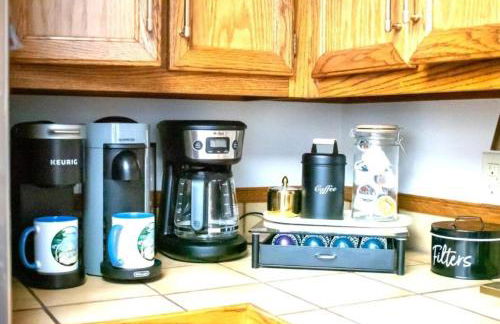 Forest Home with Deck, EV Station, King Beds - Foto 28