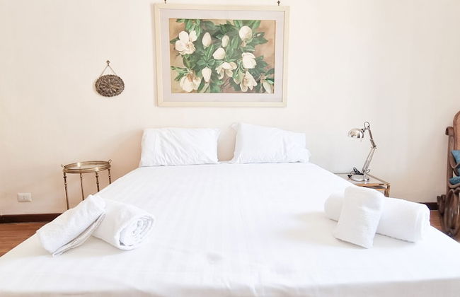 JOIVY Vintage And Gorgeous 2-Bed Flat Near Sforzesco Castle - Photo 3