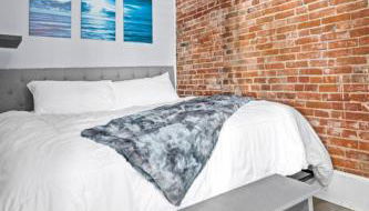 Main Street Balcony Apartment For up to 8 guests! - Foto 5