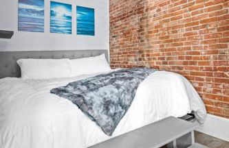 Main Street Balcony Apartment For up to 8 guests! - Foto 5