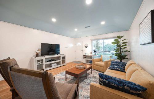 10 Min to the Beach Colorful Home Huge Yard - Foto 8