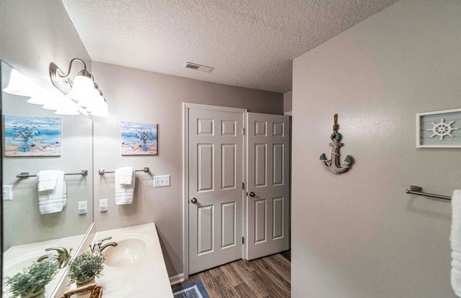 Lazy L at the Lake Chic 3 BDR Condo w/ Boat Slip - Photo 15