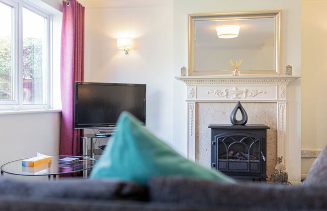 Central 2 Bed House w/ Garden and Free Parking! - Photo 53