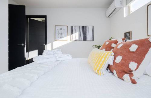 Walk to Restaurants from a Designer Cap Hill Home - Foto 15