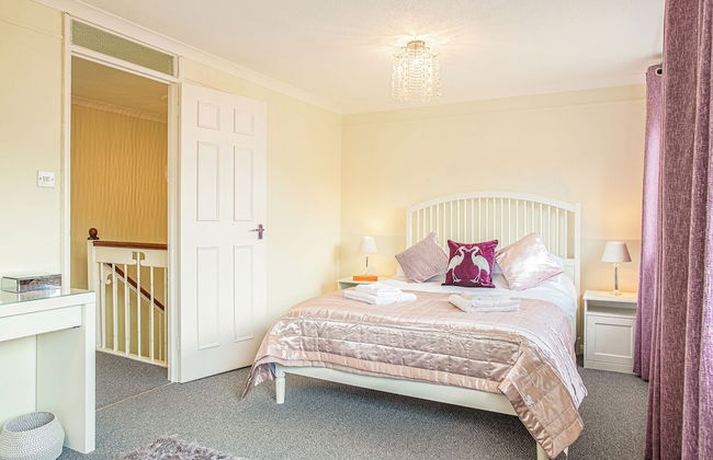 Central 2 Bed House w/ Garden and Free Parking! - Photo 29