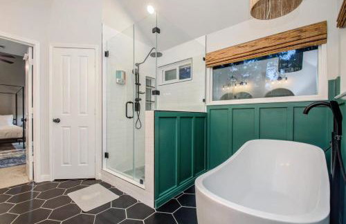 Luxury Mansion Dream Home - 6 Bed Pool Grill - Photo 21