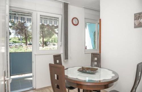 Sunny & Spacious, 2 BR apartment with free parking - Photo 7