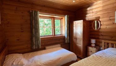 Beautiful 2 Bedroom Log Cabin With Private Hot Tub - Elm - Foto 2