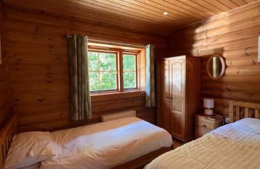 Beautiful 2 Bedroom Log Cabin With Private Hot Tub - Elm - Foto 2