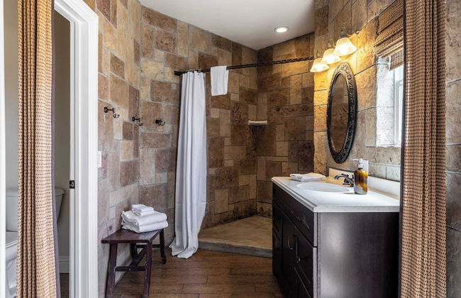 Wilson Creek Manor By Avantstay Sleeps 10! Amazing Estate w/ Pool & Game Room - Photo 23