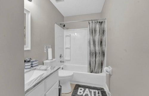 Glamorous 3BR 2BA house w/ large fenced backyard - Foto 2