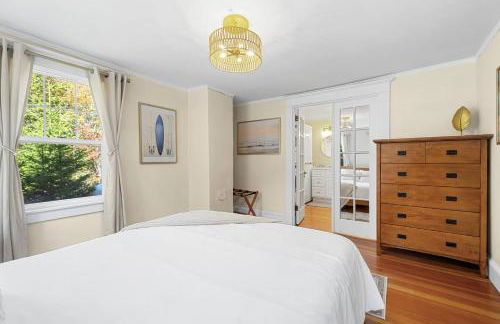 Coastal Red Farmhouse w/Firepit - Holiday Home - Foto 12