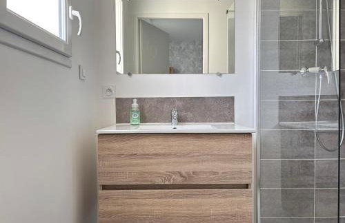 Les Voiles, maison bien équipée 10 p 2 sdb, 2 WC, spacieuse lumineuse avec jardin clos, garage, terrasse, parking privatif, à 950 m de la plage d'Asnelles et tous commerces, près de Bayeux et Arromanches, chiens bienvenus - Foto 31