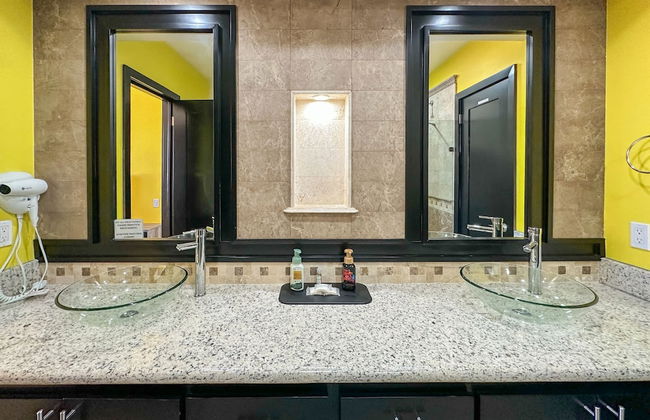 2BR Sunset Escape for Families - Foto 25