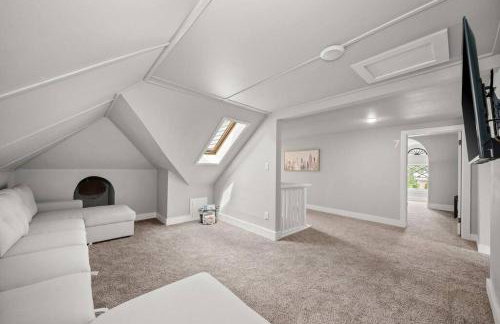 Historic Manor with 8 BDRMS 9 BATHS & 3 Kitchens - Foto 35