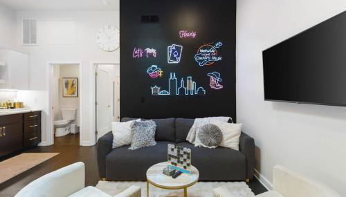 Vibrant Neon Condo Near Restaurants, Coffee and Bars - Foto 4