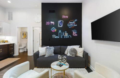 Vibrant Neon Condo Near Restaurants, Coffee and Bars - Foto 4