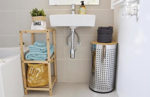 Casa familiar luminosa con piscina, cerca de la playa y parques, ideal para 6 personas en Cubelles - ES-332-5 - Photo 8