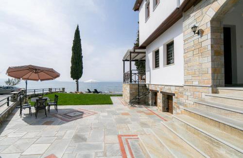 Mermaid Beachfront Villa - Photo 1