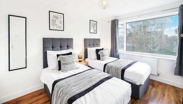 Cosy 3-Bedroom Serviced House with Free WiFi and Parking By Redwood Stays - Foto 2, Imagen principal