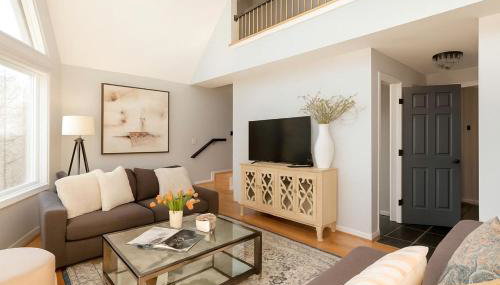 Waterfront Retreat with Spectacular Interior, Jacuzzi and Game Room in NC - Foto 2