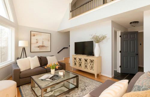 Waterfront Retreat with Spectacular Interior, Jacuzzi and Game Room in NC - Foto 2