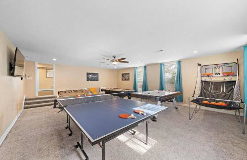 Nr DT, Med Center, Midtown Sleeps 16 Game Room - Photo 3