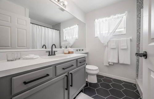 Newly Renovated 4BR 2B Riverview Oasis with King - Foto 9