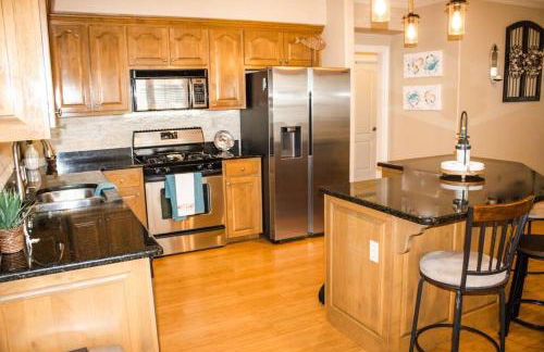 Pet Friendly Tranquil Cottage with Fire-Pit & Hot Tub Minutes to BEACHES - Foto 12