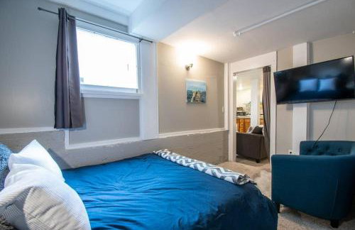 Central 2 bedroom unit with 3 beds and 3 large TVs - Photo 12