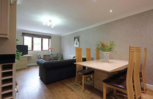 Spacious Dewsbury Home, 8 beds, sleeps 10, Free Parking and Wifi, 3 TVs, Close to motorways - Foto 26