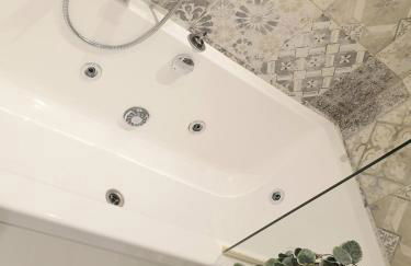 Iris Apartment with Jacuzzi - Easy City Access - Foto 15