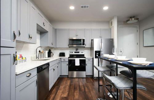 Modern 2BR Getaway-w Parkng, Near Rvrwlk&Conv Ctr - Foto 72