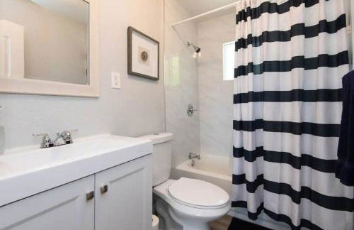 Chic Getaway Cozy Comfortable and Convenient with Two Bedrooms - Foto 25