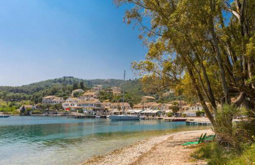 Villa Eleni Agios Stephanos - Photo 39