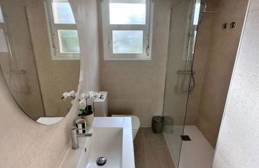 Modern beachfront apartment 2 Bdrm , incredible views - Photo 11