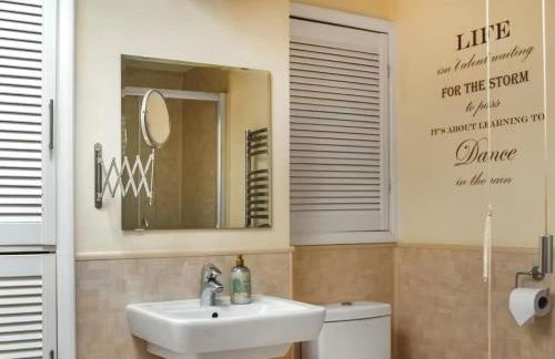 The Hideaway - Spacious 3 Bedroom Apartment - Photo 22