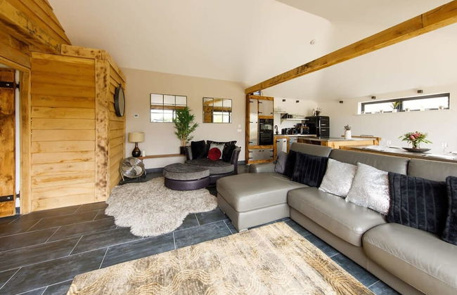 Rural Lodge Retreat With Hot Tub - Photo 8