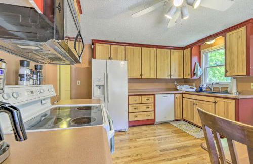 Granby Getaway in the Woods with Spacious Yard! - Foto 9