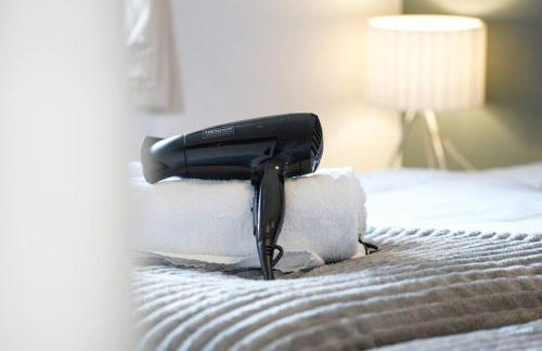 Grange House with Free Parking, Garden, Superfast Wifi and Smart TVs with Netflix by Yoko Property - Photo 25