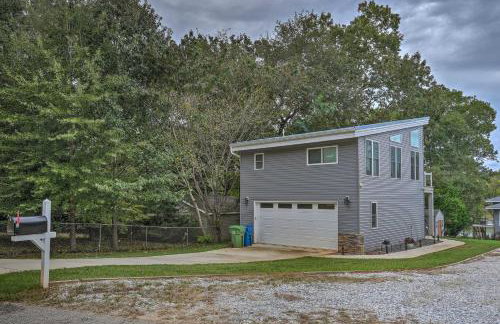 Waterfront Greenwood Getaway with Deck and Grill! - Foto 24