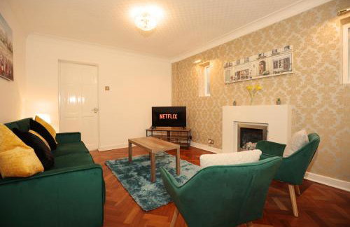 Hollybush Place By N And N Stays Ltd, Perfect for Contractors and Workers, Large Private Driveway for Work vans And Vehicles, Great Location and Fast Wifi - Foto 1