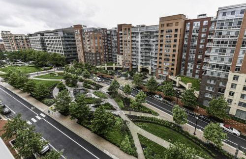 Stylish 2BR Retreat Gym Parkng and Scenic Rooftop - Foto 41