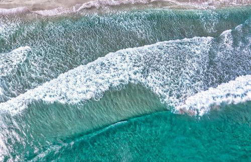 Boca Beachside 2BR 2BA with Pool and Balcony Steps to Sand - Foto 32